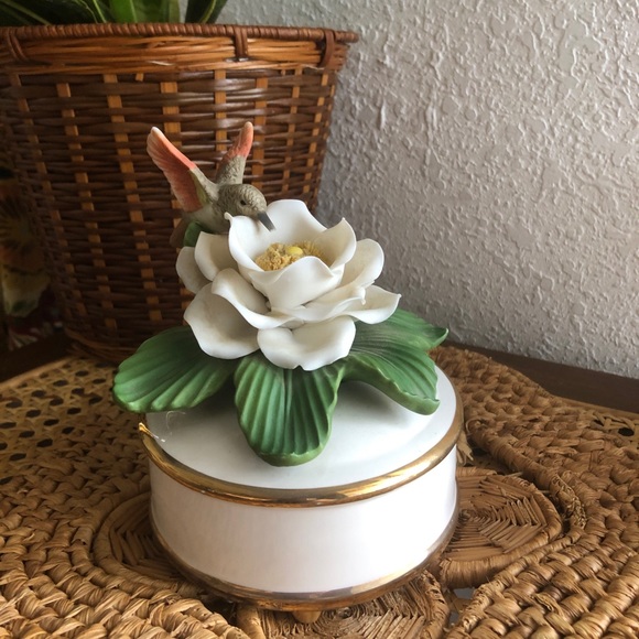 Hummingbird on Gardenia Porcelain Teleflora Music Box - Picture 4 of 11